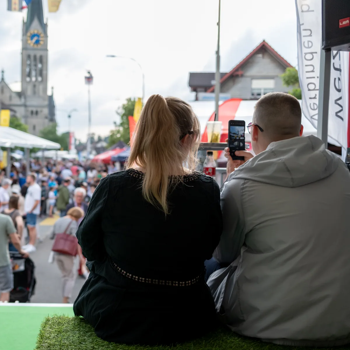 Kurze Pause inmitten des hektischen Treibens. «Mir hat es zu viele Leute», erklärt eine der Besucherinnen. Impressionen vom Freitagabend des Stadtfest Wetzikon 2024
